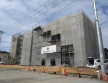 【外観写真令和７年９月２５日撮影】９月２５日撮影の外観写真です。現在３階まで建ち上がっています。翌年３月完成に向け工事中です！